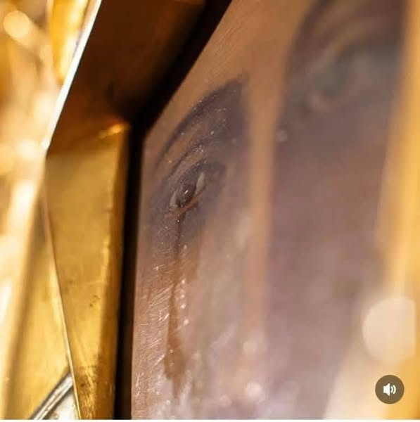 Jsmum46's tweet photo. "In Lodz, Poland, the Virgin of Jasna Gora has been crying since 12/13/24.
This is also the place where St Faustina was told to enter a convent in Warsaw, as well as a nurse-midwife who saved 300+ babies and surived Auschwitz is buried there. https://t.co/bDiBLJlrUe