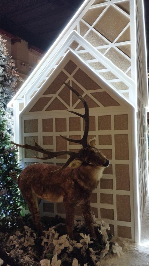 Northern mammals ornamenting First World Hotel <a href="/RW_Genting/">ResortsWorldGenting</a> before they leave the area, in  preparation for the ushering of the Spring Festival