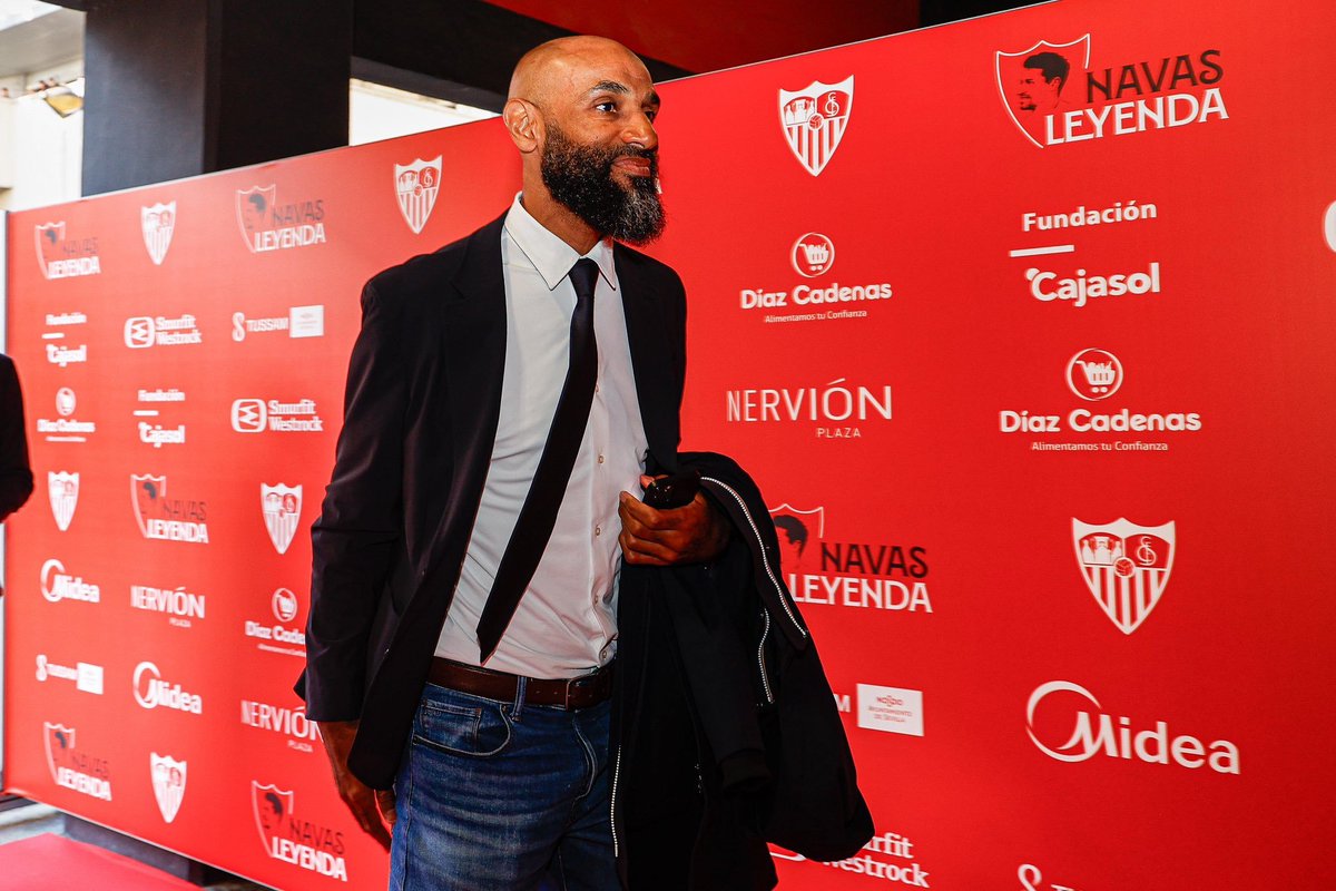 ElAbueloSFC's tweet photo. Yo es ver a Kanoute y es una sensación como cuando pasa el Gran Poder por delante. Respeto, pelos de punta.. https://t.co/cjak9seGHs