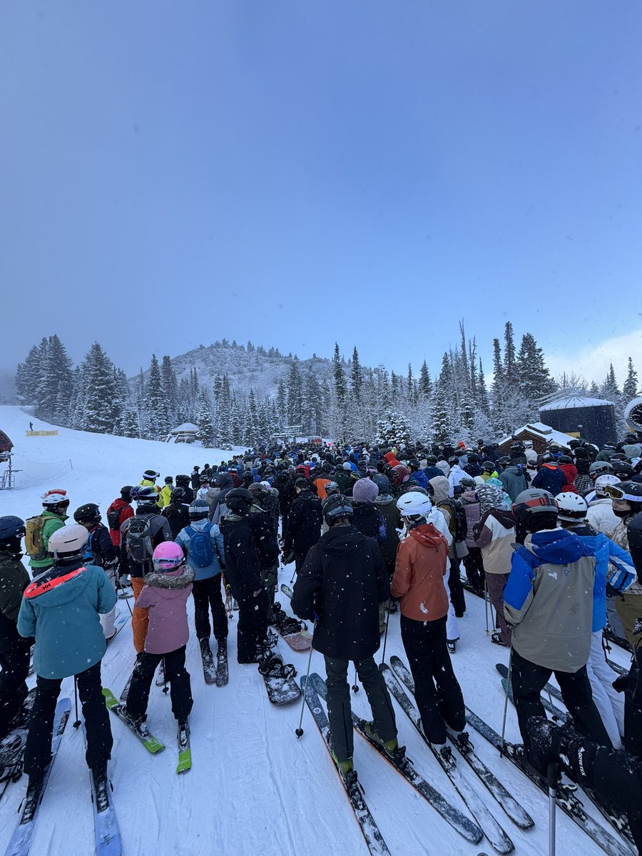 PeterANystrom's tweet photo. @VailResorts Longest lines ever. No excuse. Operational and managerial fail during the busiest week of the year. $20,000 vacay with 2-3 hour lines for lifts. At least discount those who bought lift tickets while strike was occurring! #vuckfail #vail #ParkCity https://t.co/iBQNt8CUkg