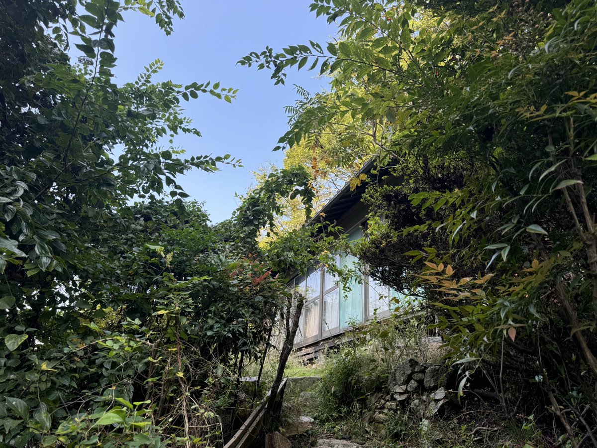 m320jhon's tweet photo. 2024年省吾さんの思い出
広島HBGホール2日目に参加した翌日、絶対に行きたかった竹原市。
海が見える小さな集落へハンドルを左に切りゆっくり流れる時を感じながら路地裏を歩く…あった…ここで省吾さんは生を受け幼少期を過ごされたんだ…涙が出て止まらなかった。
＃浜田省吾ファン
＃2024年の思い出 https://t.co/FVC44T66tu
