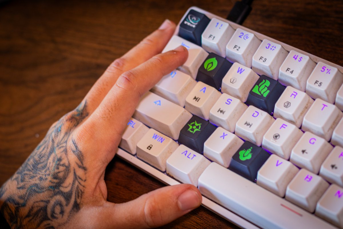 StellaeGaming's tweet photo. ESTÁ NA HORA DE CUSTOMIZAR O SEU  🫵  TECLADO ⌨ 

Nada melhor que começar o ano com o seu teclado bonitinho e pronto para um 2025 repleto de jogatinas e ranqueadas!

Ainda tem aquele cupom para fazer a boa para vocês 🤑

Use STELLAE10 nas suas compras na @kcaps_br 

🔗: https://t.co/bn385bE1da

#BeStellae #GoUpStellae