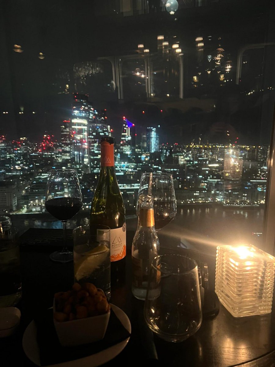 It's a great feeling to relax at night, sipping wine and looking at the beautiful scenery of London.🍷