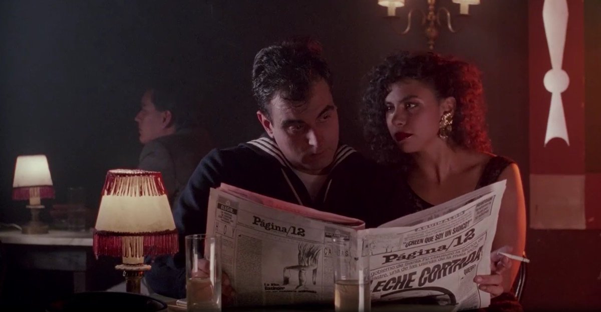 esubiela's tweet photo. #JorgeLanata en #Sefini, el cabaret en el que Oliverio conoce a Ana. "El Lado Oscuro del Corazón" (1992).

#jorgelanata #elladooscurodelcorazon #cine #cineargentino #eliseosubiela #oliverio #cabaret #poesia @JorgeLanataaOk https://t.co/mFGxmmhjcL