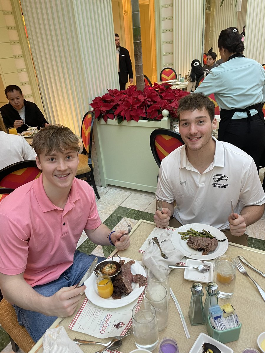 Wrapping up our trip to Las Vegas and competing in the <a href="/d3hoops/">D3hoops/Patrick Coleman</a> classic with a great team meal at the Wynn buffet.

Shoutout to our two sophomores AC Strok and Kaleb Welter for consuming the most plates of food‼️

🦅⬆️