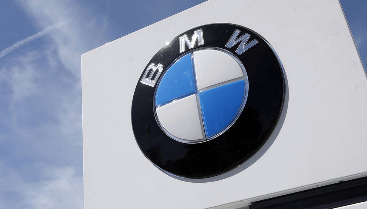 hosun_chung's tweet image. In 2009, Audi and BMW went head-to-head in one of the greatest marketing battles in history.

They teased each other with billboards on an LA highway, generating millions in free publicity.

What happened next went down in advertising legend.

Here's the full story: