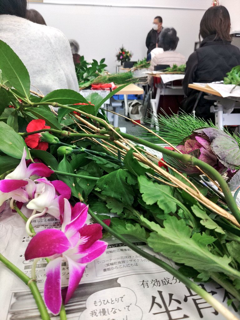おはよーございます。日本のど真ん中 信州 辰の町から朝のごあいさつです。今日もぴっかりな１日になりますように…。
2024 辰年も残り数時間。お正月の準備は 万全ですか？
#辰の町商工会女性部 のみなさんは先日 地域のかたを交えて フラワーアレンジメント教室を開催。お正月の準備をしましたよ。