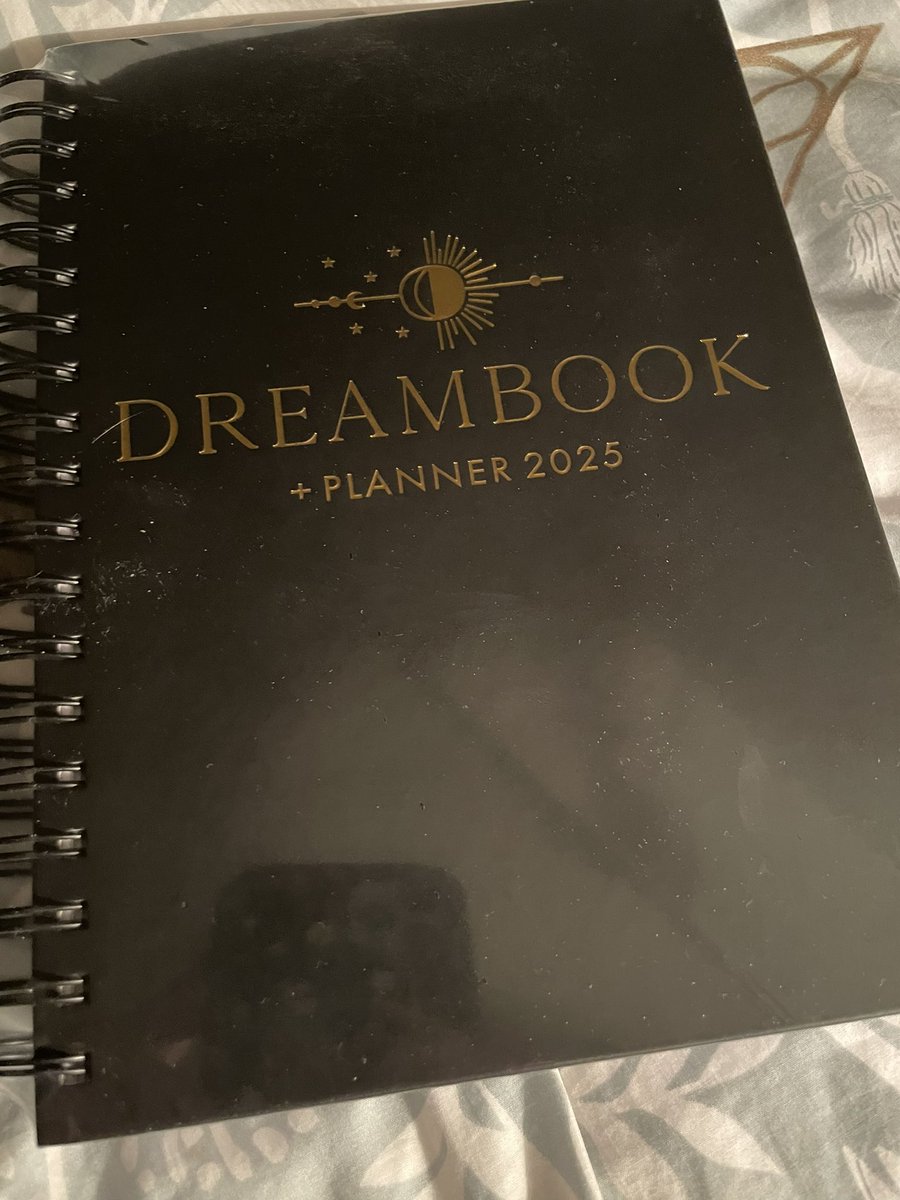 CandaceHavens's tweet photo. I always buy #planners but never used them until last yearβs #dreambook planner from #thedragontree I like seeing deadlines on paper. And I have a lot of books due in 2025 and Iβm #Grateful https://t.co/ocqGnrycbW