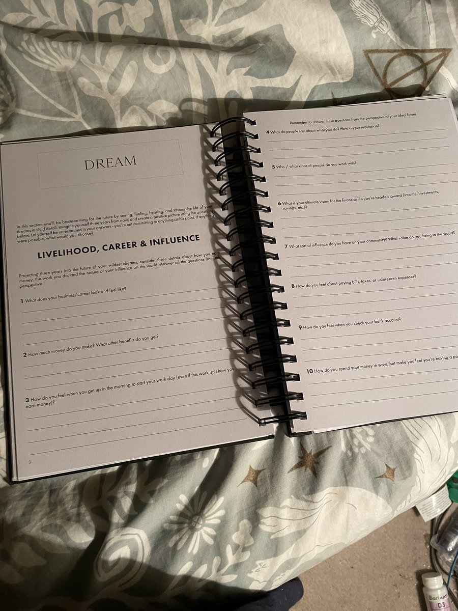 CandaceHavens's tweet photo. I always buy #planners but never used them until last yearβs #dreambook planner from #thedragontree I like seeing deadlines on paper. And I have a lot of books due in 2025 and Iβm #Grateful https://t.co/ocqGnrycbW