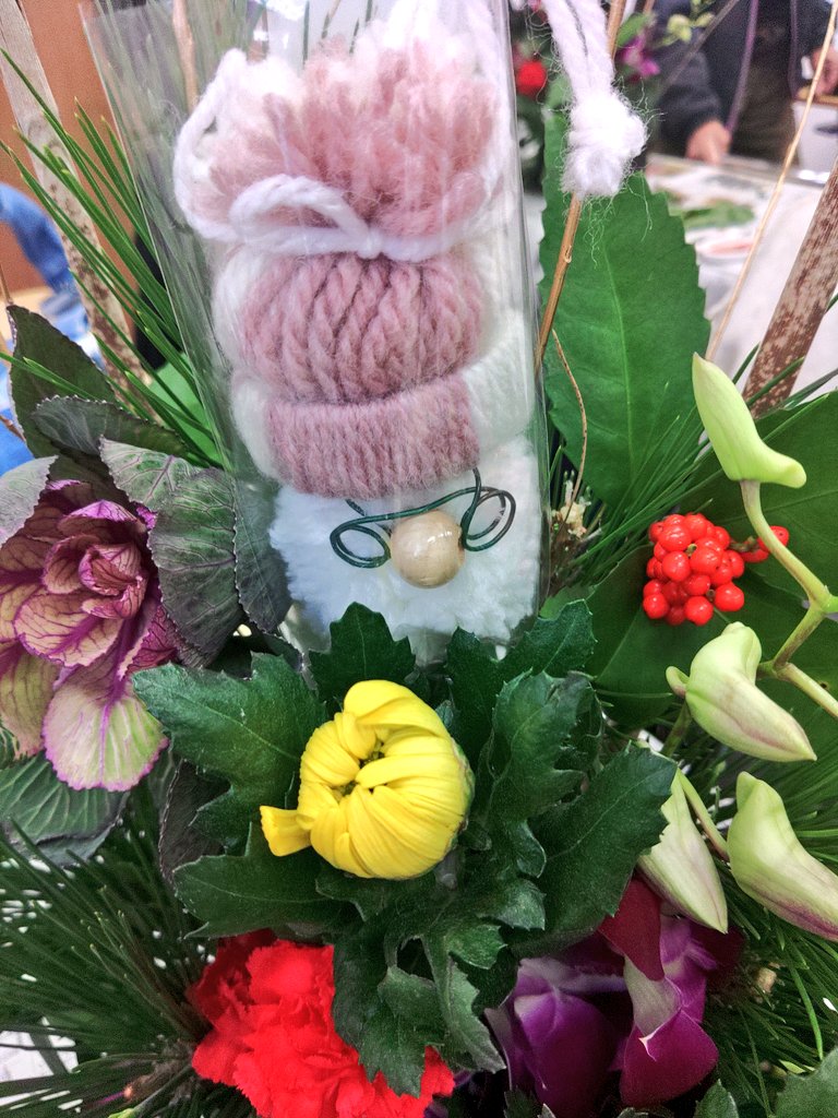 商工会女性部長の やまでらさんからは 可愛い手作りのお人形が プレゼントされました。
上手に管理すれば 春まで お花が楽しめるんですって。