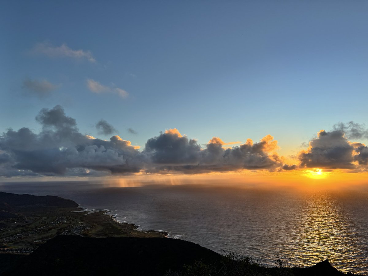 TulsiGabbard's tweet image. Early morning hike to this stunning sunrise 🙏🏽
