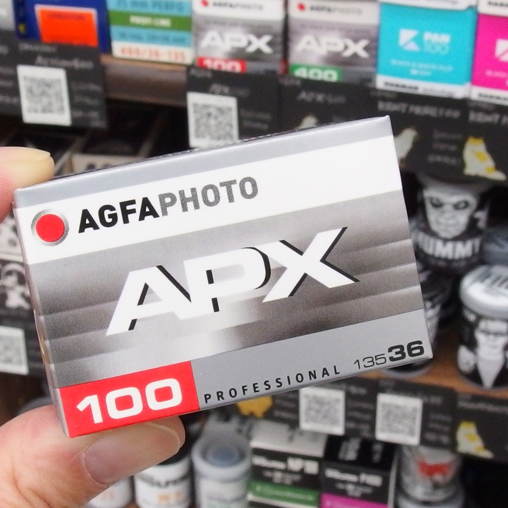 champcamera's tweet photo. #APX100☆ by #みすずが丘 店(#あざみ野)

#AGFAPHOTO の #白黒フィルム #APX100！
感度100の微粒子でグレーゾーンが広く非常に使いやすいオススメ #フィルム です(ﾟ∀ﾟ)/
*少し暗いところが多い時は同シリーズの #APX400 もあります♪
#AGFA
https://t.co/ZgurEFweq9 https://t.co/XJlCqsSVt5