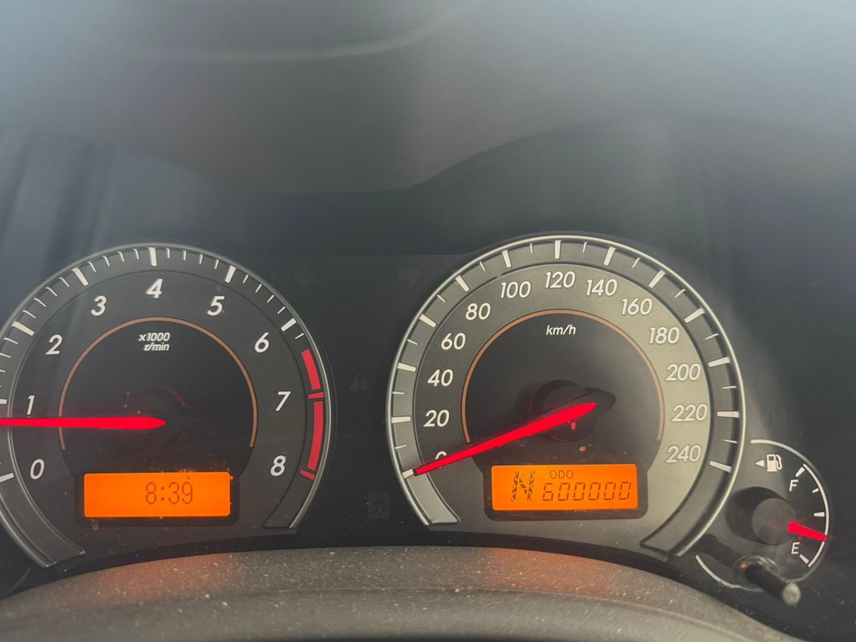 HezeriSamsuri's tweet photo. Kereta Corolla Altis kawan aku, Cin dari Dungung. Dah 15 tahun dengan dia dan mileage hari ni cecah 600,000km.

Dia kata, Toyota dia ni sungguh baik ke dia. “Excelleng servis” katanya.

Siapa ada kereta yang mileage atas 500,000 km, sila share!!!! Nanti aku share yang aku punya! https://t.co/e1GiEFAnSQ