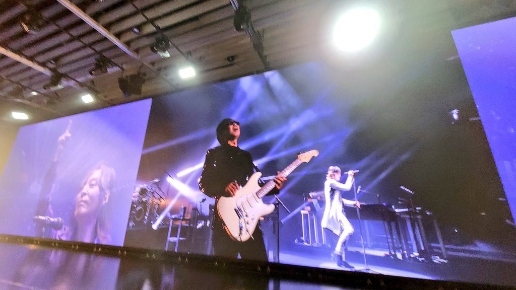 ayaco56's tweet photo. 12/14に4回目のMUUUSE行きました😉🎵
セルコンは2.5回見ました😁
最前真ん中の椅子に座れたので大迫力でした😆
TM以外のアーティストのMVもそれぞれ違うアプローチで飽きないし面白かったです❤️
#MUUUSE
#TMNETWORK https://t.co/ce2zvP14yN