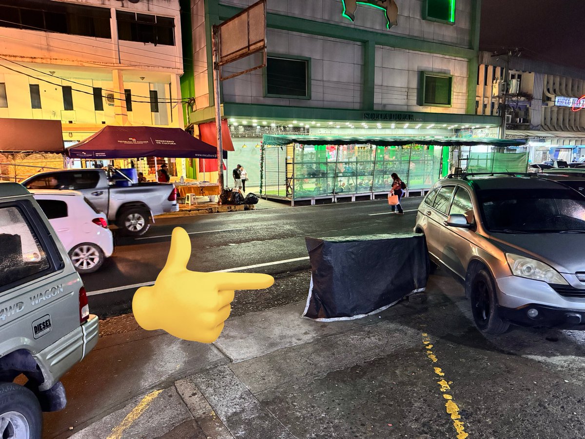 Esta estructura lleva un par de semanas abandonada ahí. Ocupa medio estacionamiento de la central, y los carros apenas pueden maniobrar alrededor. Por la noche, apenas se ve, lo que aumenta el riesgo de que alguien choque con ella. - <a href="/ing_jaen/">Ing. Eric Jaén</a> #veraguas