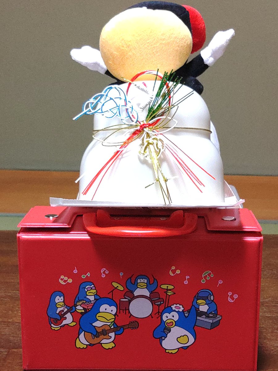 みなさま どうぞ 良いお年をお迎えください。
辰年は終わりますが 辰の町のことは引き続きよろしくお願いしまぁす。ぴ

#アクロバットで鏡餅
#ぴっかりちゃんの光はダイダイにもなるよ
#カセットテープケースはなんにでも使えるよ
#ひこねのりお先生ありがとうございます
