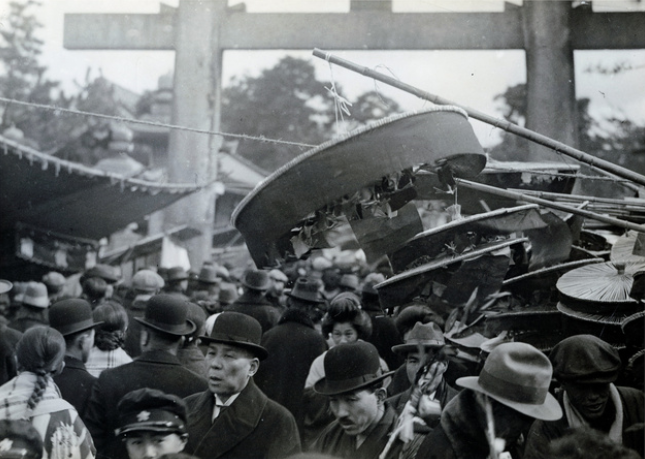 STansuke's tweet image. 初詣も「日本の伝統」じゃない
実は、鉄道会社がつくり上げたものだった

恵方巻、クリスマス、バレンタイン...
とかく商業ベースにまんまと乗せられ易い日本人ですが、初詣も、鉄道業界の策略で最近始まった風習です。…