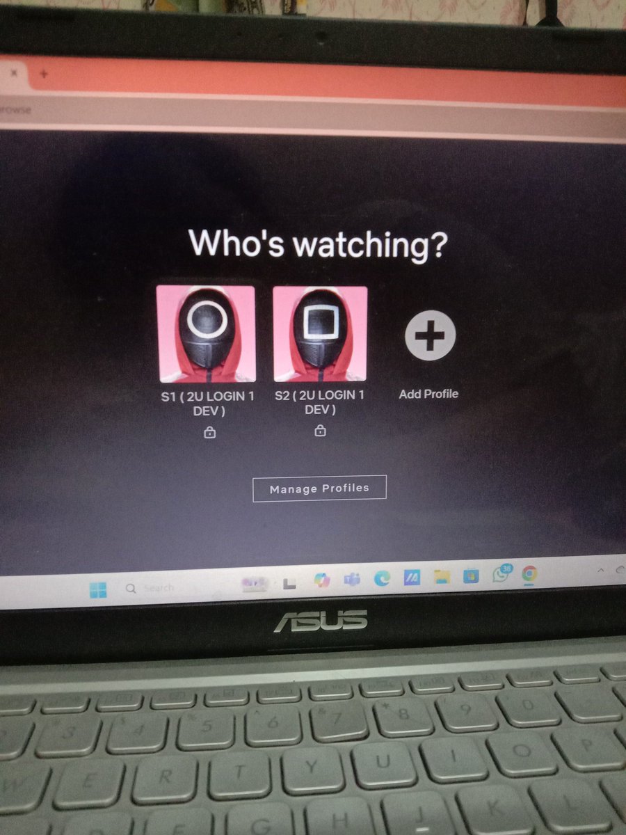 flossroll_'s tweet image. ada yang ngerti gasi ini kenapa profile di netflix ilanggg, mana aku wa seller nya gajawab karna tokonya lagi tutup, padahal dah payment sebulan, mau buat nobar taun baruan ntar malem...hix sedih