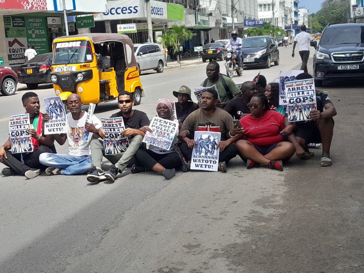 13 arrested comrades are being taken to Mombasa Law Courts this morning they will be arraigned in court by 10 am

Those around Mombasa can give solidarity to our living heroes 

Viva comrades Viva💪💪💪

#StopAbductingUs 
#EndAbductionsKE 
 <a href="/Honeyfarsafi/">Hanifa 🇵🇸 🇸🇩 🇨🇩 🇰🇪</a> <a href="/UNHumanRights/">UN Human Rights</a> <a href="/jumaf3/">Juma G 🇰🇪</a>