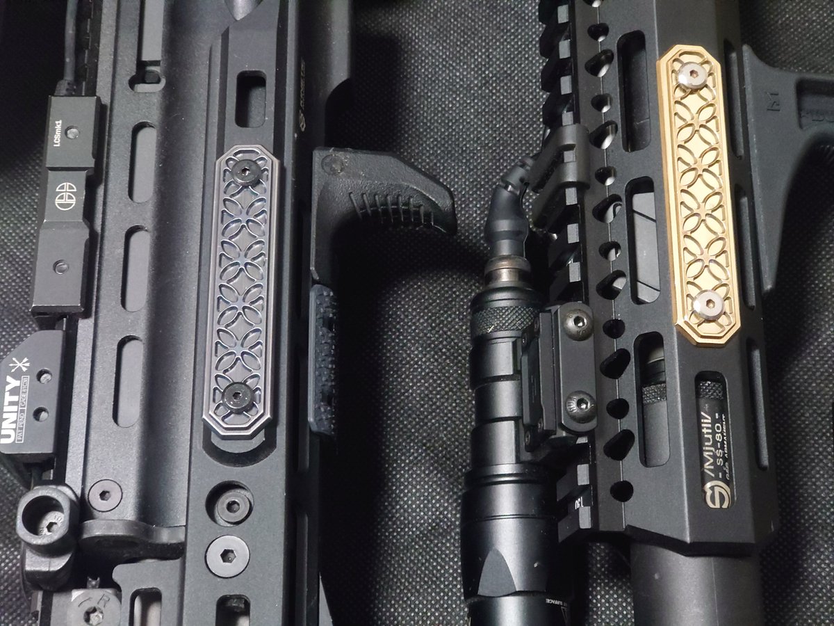 HA21SWORKS's tweet photo. 駆け込み通販したのが届いた～
SCAR-LとARP556の左右が色違いお揃いに
煌びやかな塗装版や限定品もいいけれど
真鍮素地や燻銀も渋く素敵
もう買えなくなってしまうのが惜しい･･･
改めてありがとうございました
#真鍮戦飾
#BoardDragonworks https://t.co/NP4VcNx2gW