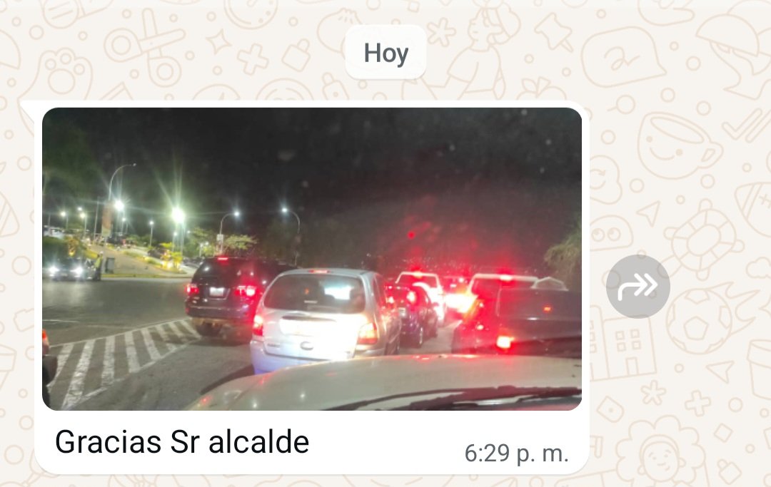 Vaya Sayegh (<a href="/ElHatillo/">Alcaldía El Hatillo</a>) ¡Honestamente, eres un DESASTRE!
Esta foto es de hoy en Lomas del Sol en Los Naranjos gracias a la deficiente planificación vial previa a la construcción del supermercado Río.
Y por allí andas auspiciando más desorden como este en el Municipio.
Pon orden!