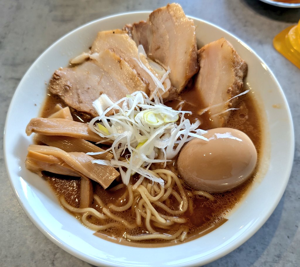 okayama_86's tweet photo. 今年の年越しラーメン
マルちゃんの中華そば(醤油とんこつ)を
厚切りチャーシューメンに魔改造 https://t.co/DSTGnVvhHx