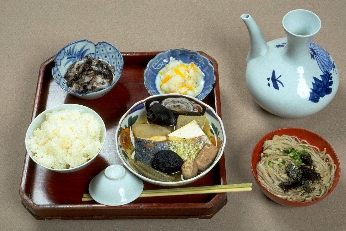 大歳の晩の夕はん
膳内：なまこの酢のもの、なます、白飯、ふら汁（ぶり、豆腐、里芋、こんにゃく、大根など）／膳外：酒、手打ちそば

『聞き書　島根の食事』　隠岐の島の食より
#農文協