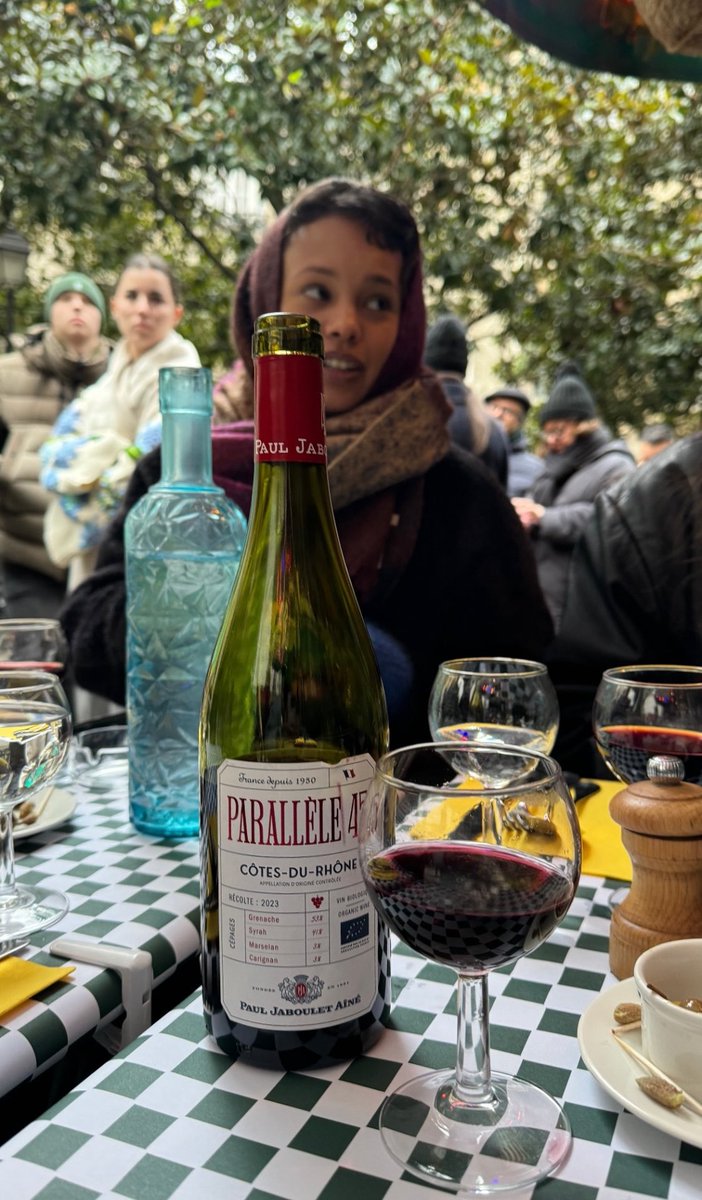 boesource's tweet photo. 📸 Alisha in Paris with friends https://t.co/HGXvD2vkU1