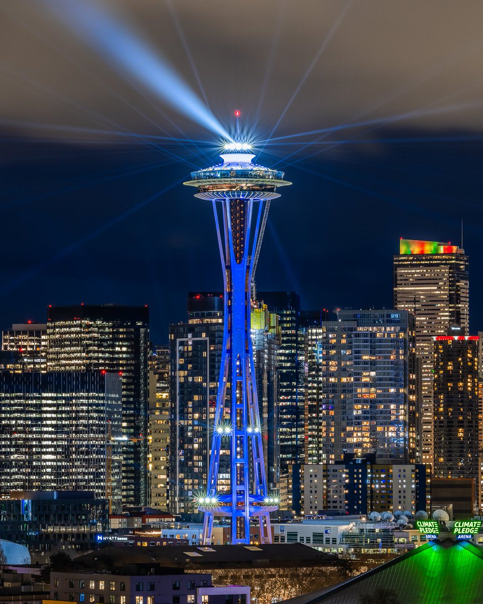 Tonight in #Seattle... <a href="/space_needle/">Space Needle</a> doing some warm up for tomorrow's NYE festivities...