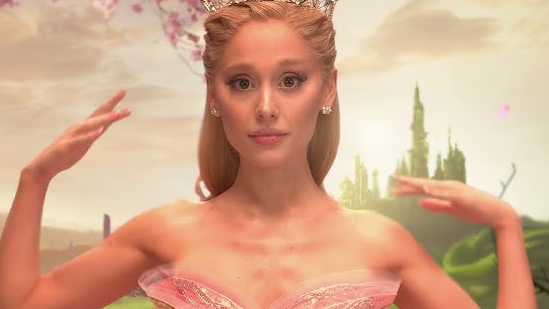 kcalkai's tweet photo. I just watched wicked and omg ariana grandes chest bones were just screaming at me the whole movie https://t.co/ziF7VtJ5wt