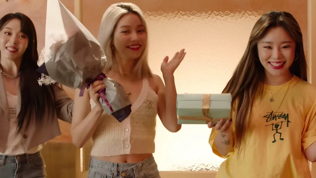 BrasilMOO's tweet photo. Depois da declaração da #HwaSa e o peso que tem o MV e a letra de MARIA, não podemos ignorar o peso e significado dessa cena pós-créditos do MV... Apesar de tudo o #MAMAMOO é uma família em que todos cuidam e protegem uns aos outros. https://t.co/gnHfVVFwJz