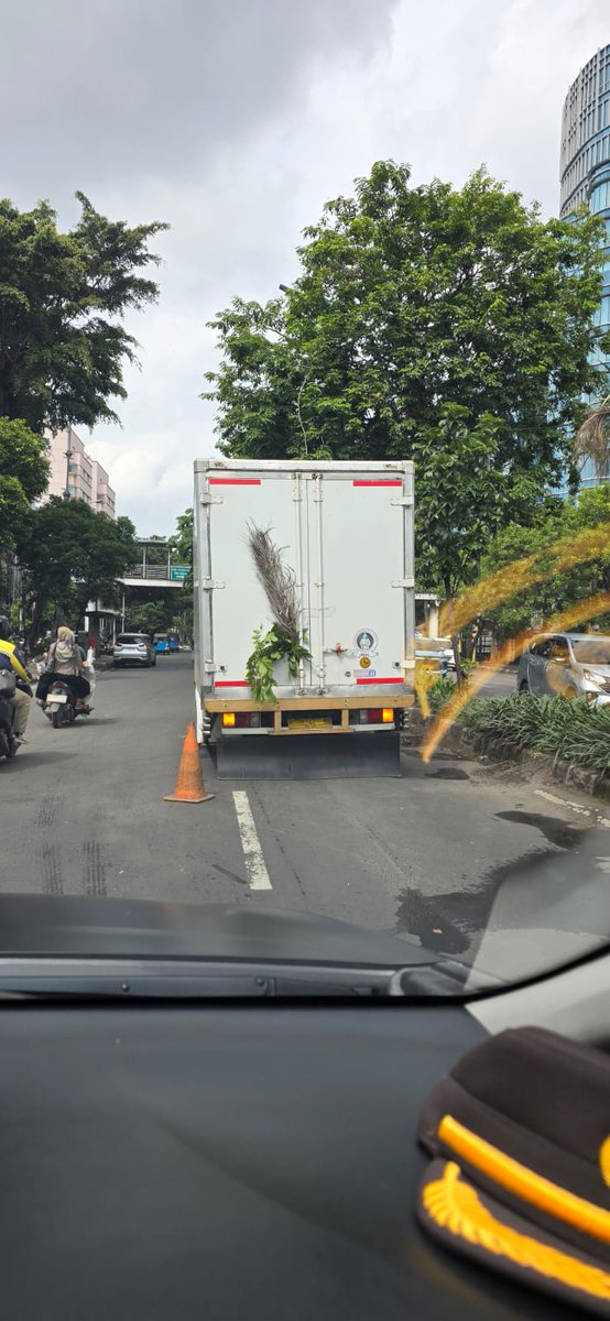 09.55 #LalinSonora

Ada Truk box patah as roda di jalur kanan tepatnya depan Polsek Metro Penjaringan blm ada yg bantu penanganan. 

( Via Bp. Eko Setio)