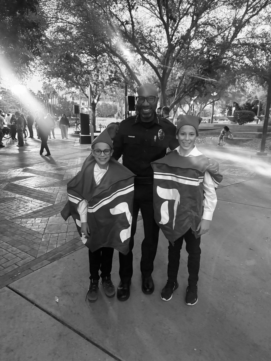 ChiefKenMcCoy's tweet image. 🌟 A heartfelt thank you to everyone who joined us for the third annual Menorah Lighting ceremony at Ragsdale - MLK Park! It was a beautiful evening filled with traditional blessings, music, kids' crafts, and delicious kosher treats. 🕎✨ #Tempe #Arizona #HappyChanukah
