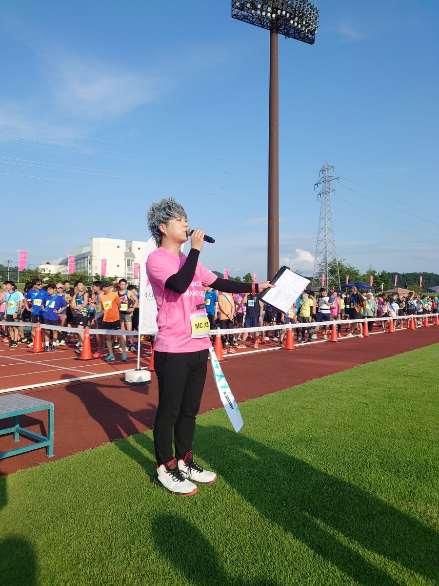 yasusax1008's tweet photo. 【2024年のお礼🎤】
今年度も皆様のおかげでエンタメの世界で生きていくことが出来ました。

仕事が全くなかった貯金残高1,131円時代からは考えられないのですが…。
レギュラー番組はもちろん県内でのMC・演奏業務に加えて、今年は関東や関西からのMCのご依頼が増えまして、全国的MCタレントとしての1歩を踏み出せました。

また、プロデュースしている福井の町おこし『福井アカペラシティプロジェクト』も大当たり。

見た目の強烈さも相まって、街で声をかけられる頻度が物凄く増えましたが決してこれで満足せず、来年度は全ての土日祝を埋められるよう精進していきます。

本当にありがとうございました！
新年一発目は1/2(木)ショッピングシティベルの新春ステージ、1/3(金)FM福井『Update Evening』でお会いしましょう🙇‍♂️