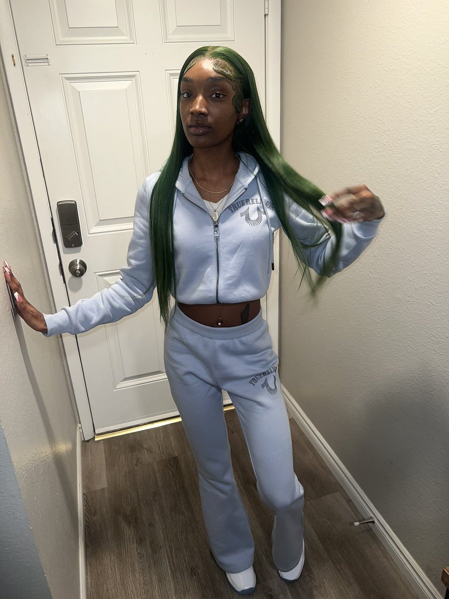 jaayliaaa's tweet photo. Drunk ain’t 💩 https://t.co/IGH9p59FZB