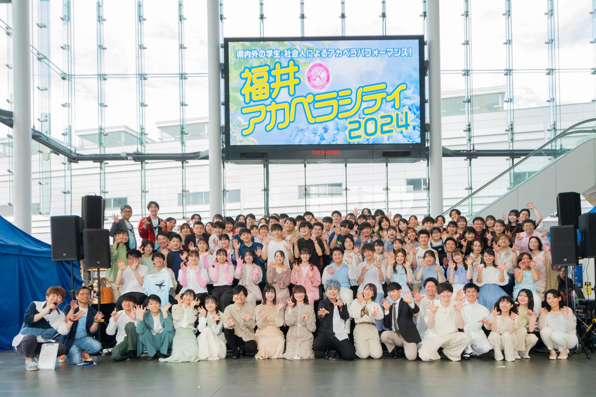 yasusax1008's tweet photo. 【2024年のお礼🎤】
今年度も皆様のおかげでエンタメの世界で生きていくことが出来ました。

仕事が全くなかった貯金残高1,131円時代からは考えられないのですが…。
レギュラー番組はもちろん県内でのMC・演奏業務に加えて、今年は関東や関西からのMCのご依頼が増えまして、全国的MCタレントとしての1歩を踏み出せました。

また、プロデュースしている福井の町おこし『福井アカペラシティプロジェクト』も大当たり。

見た目の強烈さも相まって、街で声をかけられる頻度が物凄く増えましたが決してこれで満足せず、来年度は全ての土日祝を埋められるよう精進していきます。

本当にありがとうございました！
新年一発目は1/2(木)ショッピングシティベルの新春ステージ、1/3(金)FM福井『Update Evening』でお会いしましょう🙇‍♂️