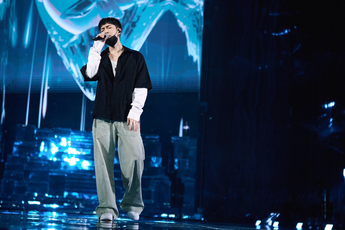 lay_studio's tweet photo. Finding himself on new stages and in new music. Are you ready to countdown to 2024 with @layzhang?
See you tonight on Jiangsu TV!
#LAY #LayZhang https://t.co/0mWR2IkFo0