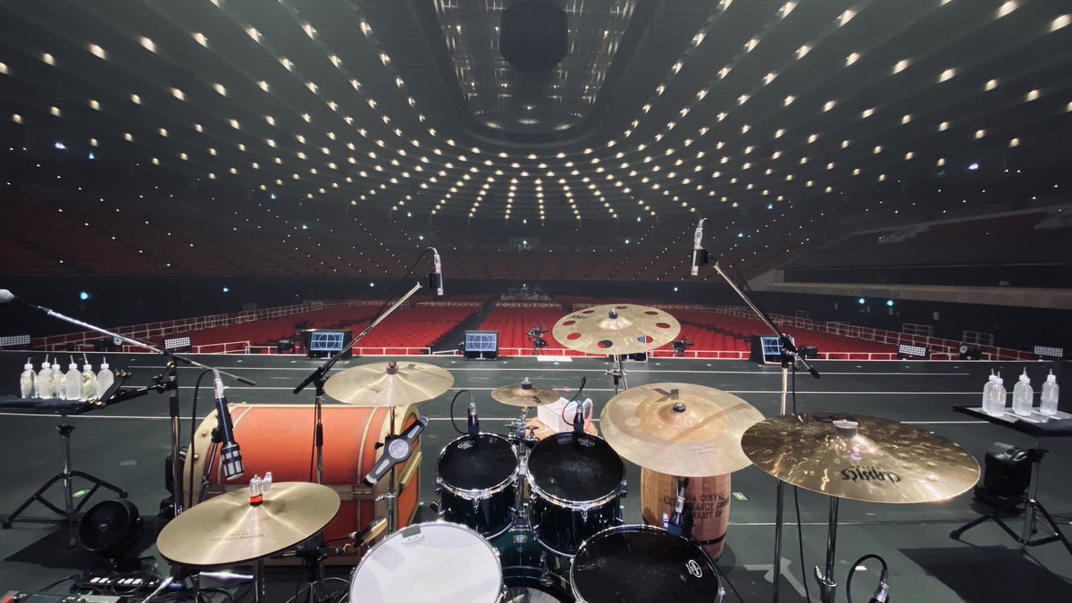 Hidaichi's tweet photo. 今年は武道館、大阪城ホール、ぴあアリーナMM、ベルーナドーム等の大変貴重な舞台で演奏させていただき、ドラマにも出演させていただき、日本のドラマー人気投票では9位にしてもらって、沢山の素敵な経験を本当に本当にありがとうございました！

2025年が皆さんにとって良い年になりますように！！ https://t.co/k32nxn7D3d