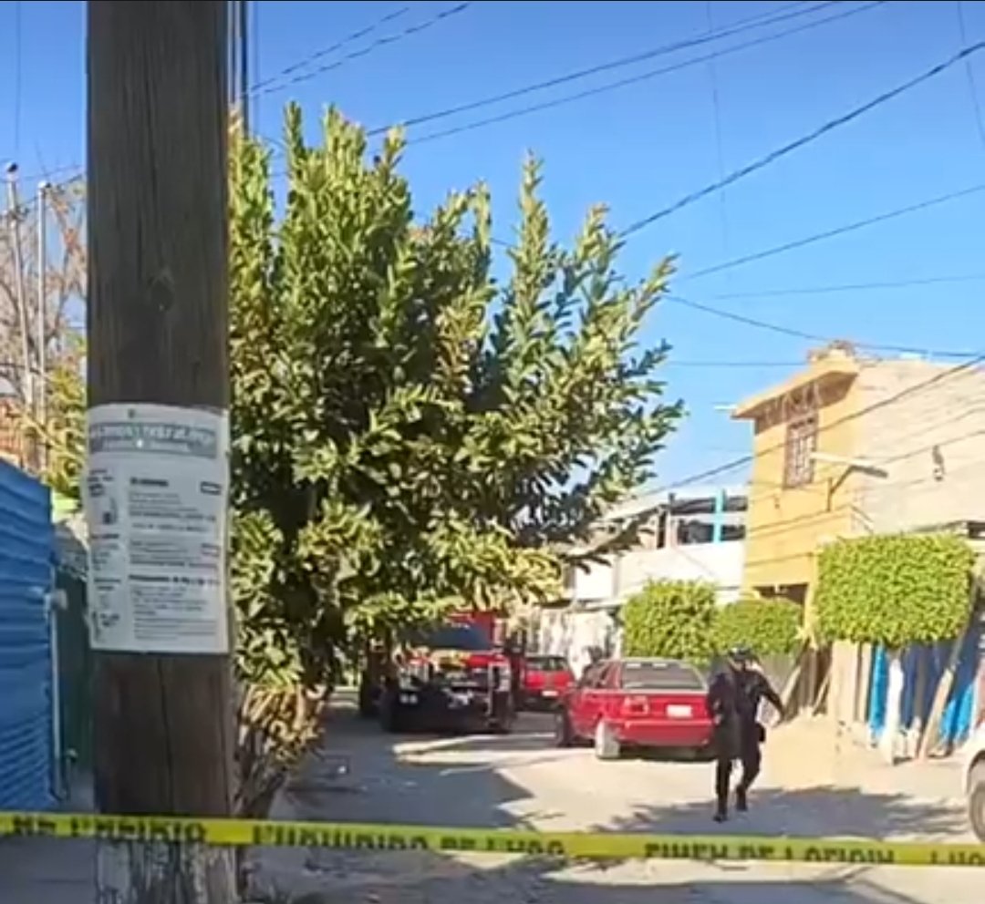 CelayaClick's tweet photo. #Violencia Un joven resultó herido de bala durante un ataque directo en la colonia Misión de la Esperanza. La víctima subió a la azotea de una vivienda para intentar escapar de sus agresores.

#Guanajuato https://t.co/sT3mz2GCB2