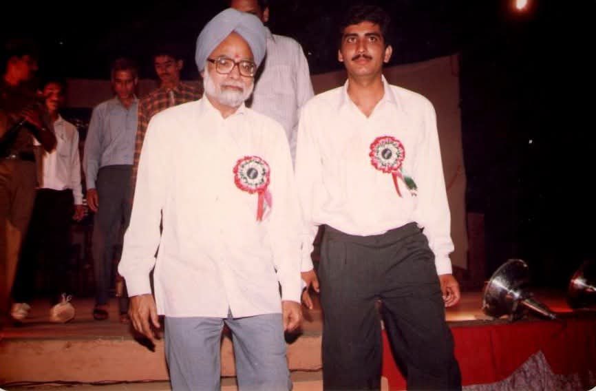 Barmer_Harish's tweet image. राजनीति और अर्थशास्त्र के पुरोधा,देश के पूर्व प्रधानमंत्री स्वर्गीय मनमोहन सिंह जी के साथ मेरे छात्रसंघ अध्यक्ष से लेकर सांसद तक की स्वर्णिम स्मृतियाँ।

#DrManmohanSingh 
@INCIndia