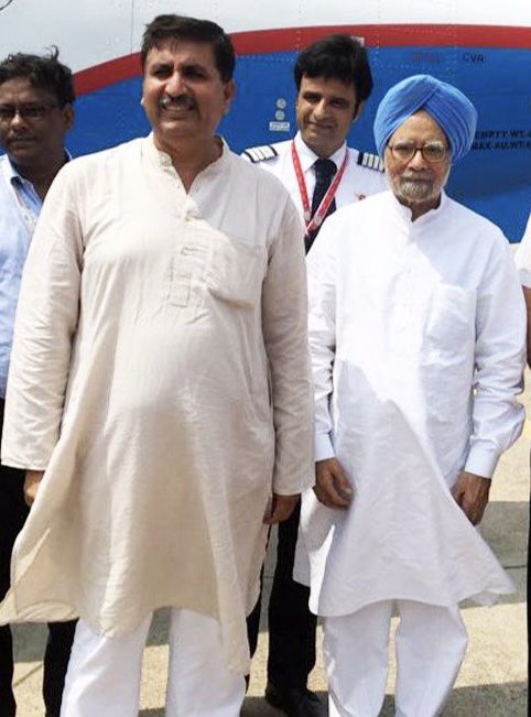 Barmer_Harish's tweet image. राजनीति और अर्थशास्त्र के पुरोधा,देश के पूर्व प्रधानमंत्री स्वर्गीय मनमोहन सिंह जी के साथ मेरे छात्रसंघ अध्यक्ष से लेकर सांसद तक की स्वर्णिम स्मृतियाँ।

#DrManmohanSingh 
@INCIndia