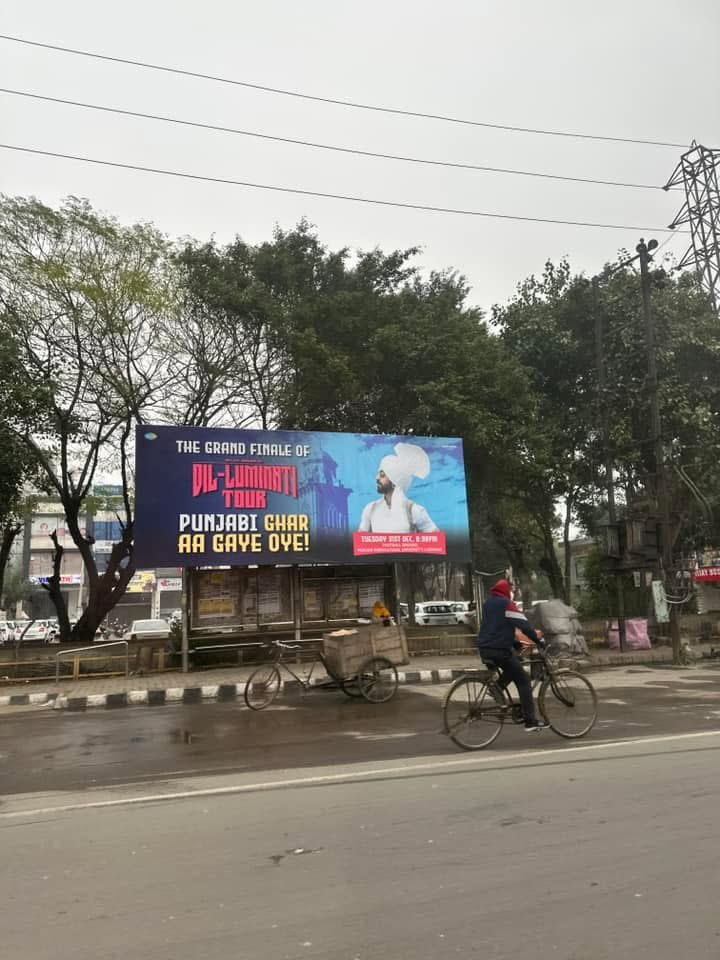 dr_sonia27's tweet photo. @diljitdosanjh ਪੰਜਾਬੀ ਪੰਜਾਬ ਆ ਗਏ ਓਏ ਜੀ ਆਇਆ ਨੂੰ ਦਿਲਜੀਤ ਬਾਈ 🙏 ਦਿਲਜੀਤ ਬਾਈ ਆ ਰਿਹਾ ਲੁਧਿਆਣੇ ਅੱਜ ਤੇ ਆਪਾਂ ਚੱਲੇ 😜 ਲੁਧਿਆਣੇਓ ਬਾਹਰ ਫਿਰ ਕਦੇ ਕਿਸੇ ਮੋੜ ਤੇ ਮਿਲਾਂਗੇ ਬਾਈ 🥳🥳 https://t.co/flxTcoHCk3