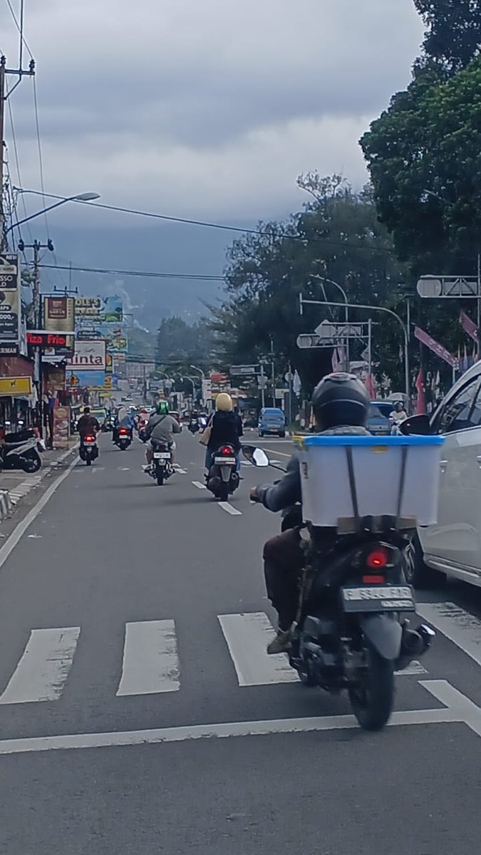 10.30 #LalinSonora

Lalulintas Jl Raya Puncak dari Megamendung arah Pasar Cisarua dua arah lancar. Cuaca mendung. <a href="/j_sudiyana/">SJS</a>