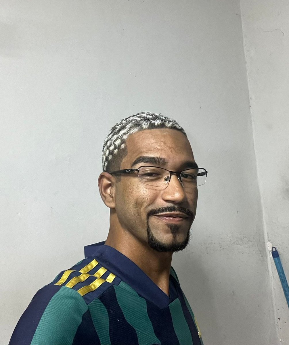 multitralha's tweet photo. de óculos ou sem óculos? 🥳🔥🥰 https://t.co/c9AHMxpcnf