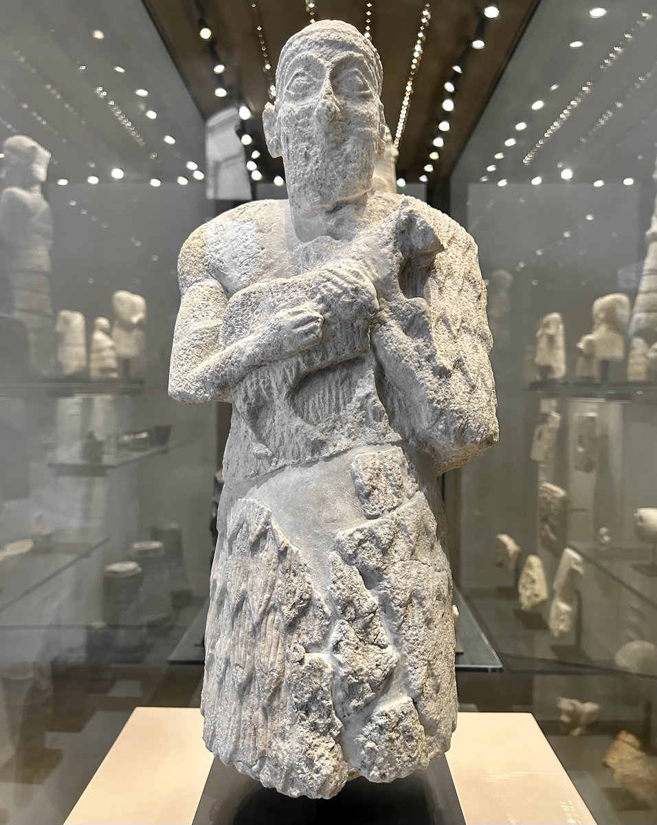 vicitracitta's tweet photo. Statue of a worshipper in sheepskin cloak holding a kid as an offering, Acropolis Mound, Susa, Iran, c. 2600-2400 BCE, Louvre Sb 84. https://t.co/0xxOBv0OYD