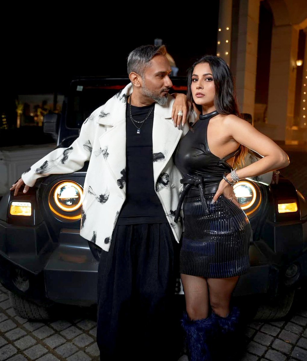 sukoon5924's tweet image. Sheeshe wali chunni. #ShehnaazGill #HoneySingh
Uff 😍❤️ fire 🔥🔥🔥 
@ishehnaaz_gill 
No caption needed 🔥🔥
