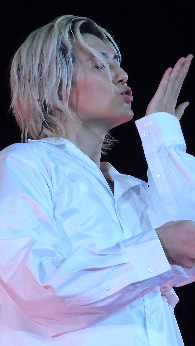 the left one is blowing a kiss to make your new year a little bit better

yep,its same day same place same person 🤣

#FujiiKaze
#藤井風
#fujiikazehongkong2024