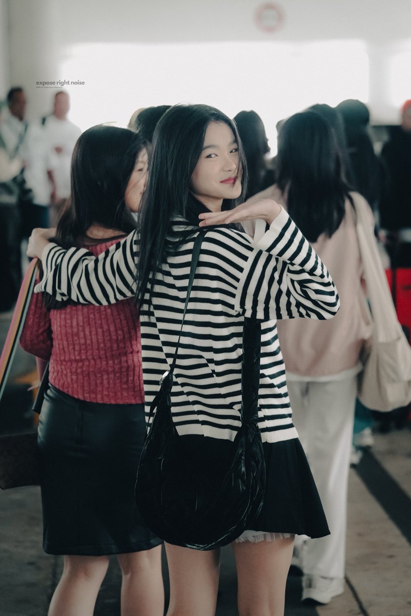 ERN0821's tweet photo. 241231 – YIA ✈️

zebra cross crossing — hati-hati menyebrang jalan✨

#Erine #エリン #JKT48 #JKT48AirportFashion https://t.co/nLkqTA1AMq