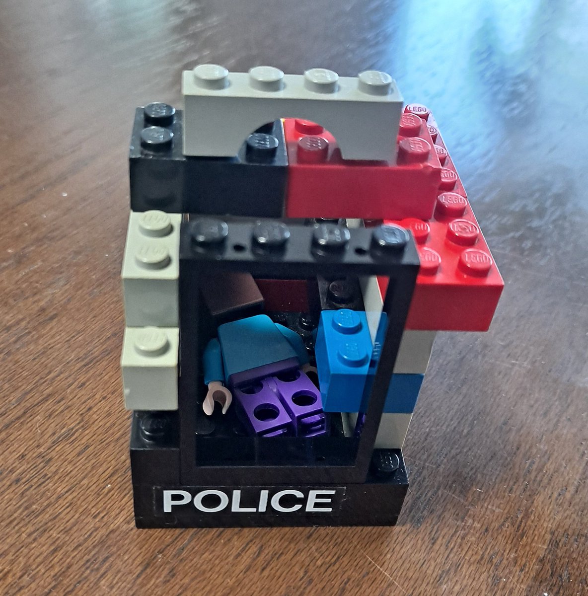 아들래미가 만든 감옥. 안에 있는 사람 누구냐 하니..윤땡땡