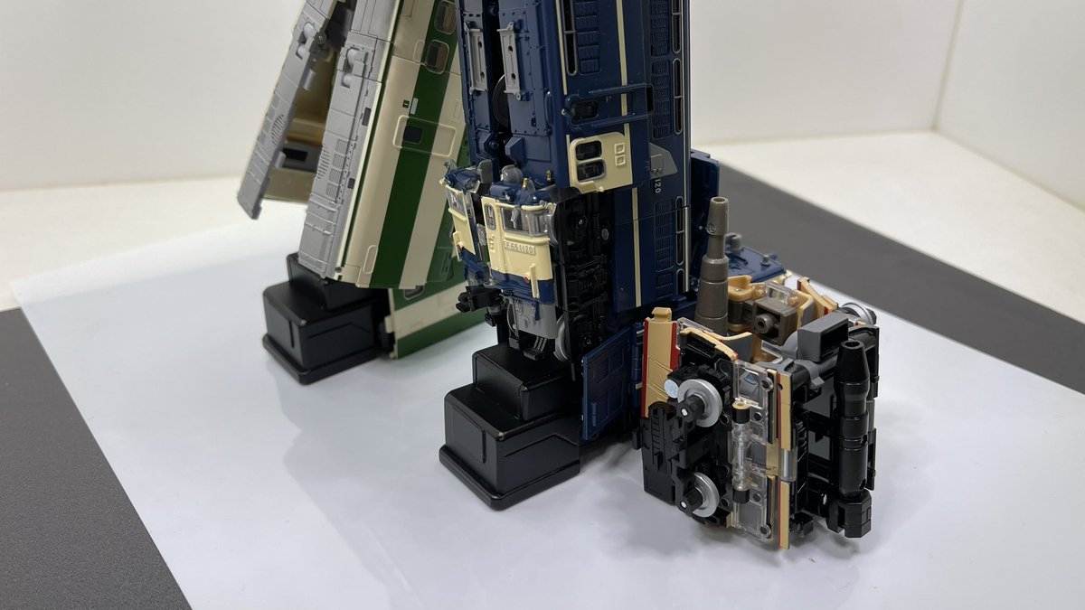 CHANNEL_KEIT's tweet image. #Transfomers
#MPG
#customparts

ライデン時の股が開くのを防止する為、
滑り止めがカカトに着いたパーツを作製

ガラスケースのディスプレイで検証して
問題無く機能しております！